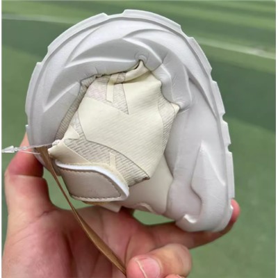 Спортивные кроссовки