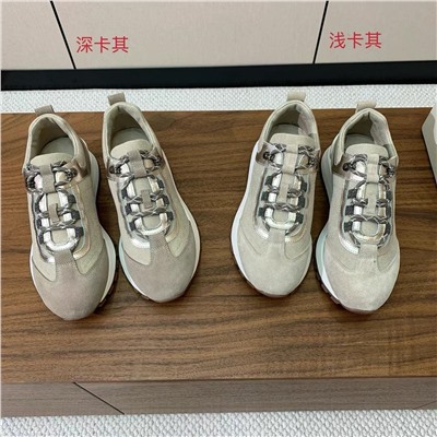 Брунелл* Кучинелл*】повседневные кроссовки. Верх выполнен из импортной воловьей и воловьей кожи. Аксессуары-цепочки из бисера ручной работы! Внутренняя набивка из саржевого хлопка высокой плотности и оригинальная формованная подошва!