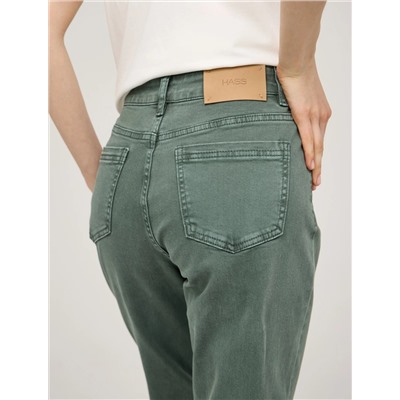 Зеленые базовые джинсы зауженные