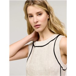 Бежевое приталенное платье без рукавов с поясом