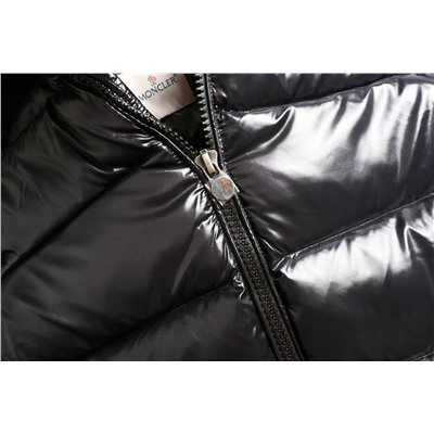 Теплая зимняя куртка пуховик Moncle*r с глянцевой поверхностью