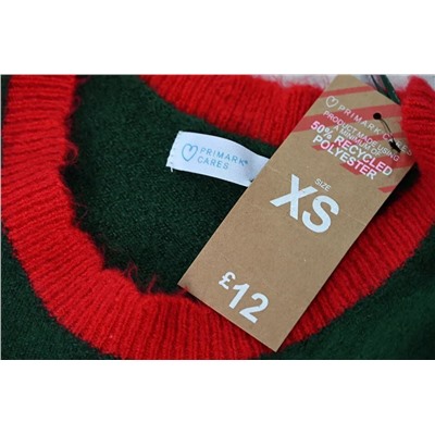 Жилет-свитер контрастного цвета в рождественском стиле