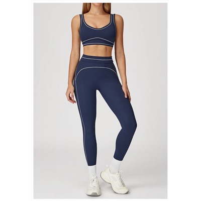 Легкий женский спортивный костюм