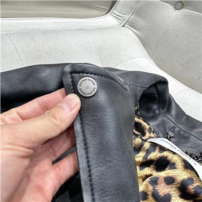 Материал: импортная 100% овчина, итальянская овчина | Все фурнитурные молнии и кнопки изготовлены из ZP с логотипом бренда, а внутренняя подкладка соответствует ZP.  На ощупь мягкий, эластичный и очень удобный. Натуральная кожа имеет естественную текстуру и высококлассный блеск