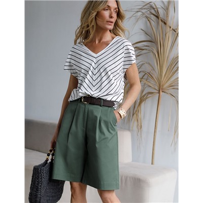 Шорты-бермуды с защипами