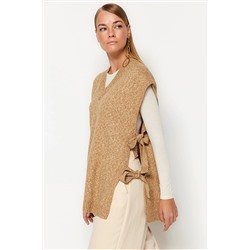 TRENDYOL MODEST Bej Yanı Bağlama Detaylı Triko Süveter TCTAW24UV00023