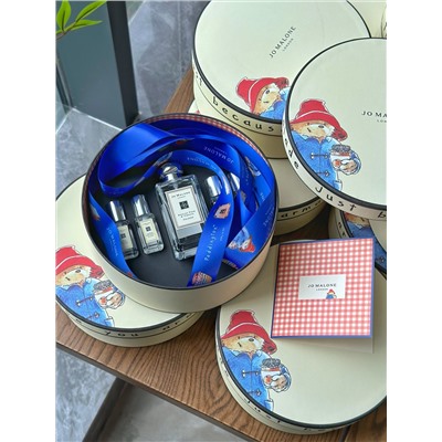 Круглая подарочная коробка🎁» медвежонка Джо Мэлоуна Паддингтона такая милая😍😍 ⚠️В упаковке: духи «Английская груша и фрезия»*1 (100 мл). Духи с шалфеем и морской солью*1 (9 мл) Духи «Лайм, базилик и цитрусовые»*1 (9 мл) Духи с медом и нектарином*1 (9 мл) Духи Blue Wind Chime*1 (9 мл)