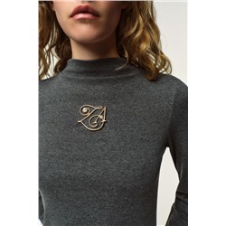 HIGH NECK T-SHIRT WITH BROOCH