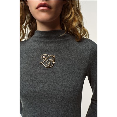 HIGH NECK T-SHIRT WITH BROOCH