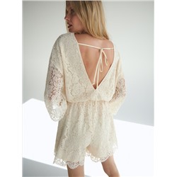 Kurzer Jumpsuit mit Spitzen