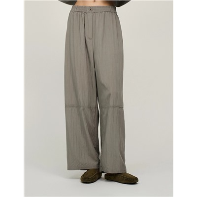 Зеленые брюки с вырезом ниже колена