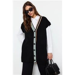 TRENDYOL MODEST Siyah Yakası Şerit Detaylı Triko Süveter TCTAW22UV0002