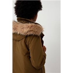 Anorak con capucha Caqui