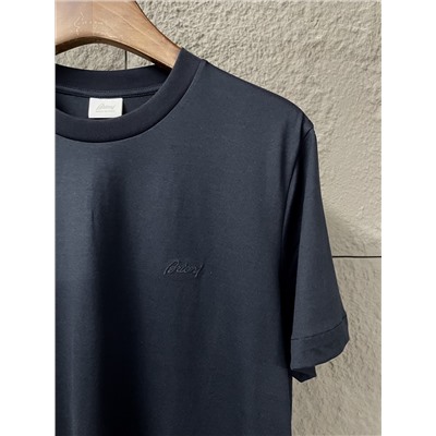 Футболка Brioni из египетского хлопка с вышитым значком и коротким рукавом, круглым вырезом  О стиле и дизайне: Классическая футболка с круглым вырезом соответствует обычным высоким стандартам Brioni, от тканей до деталей.