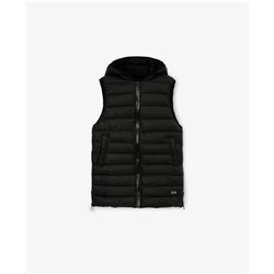 Теплый стёганый жилет с капюшоном ГУЛИВЕ*Р Цена в России со скидкой 6650₽