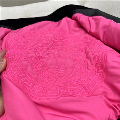 Импортная итальянская кожа ягненка.Очень мягкая.Очень облегающая посадка.Верхняя часть тела очень красивая.Спинка имеет талию и трехмерный крой.Выглядит как уникальная кожаная куртка.