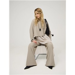 Бежевая блузка с шелковой юбкой