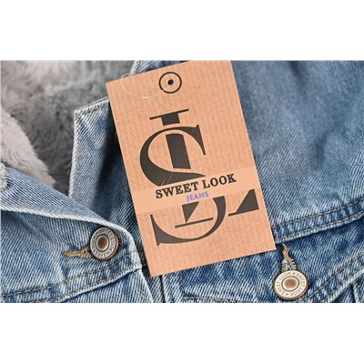 Удобная и теплая джинсовая куртка для осени и зимы.