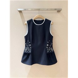 Тани Тейлор о новом продукте…… жилет в тонкую полоску, классический дизайн с круглым вырезом и изысканными цветами на вырезе Много ручной вышивки бисером, мастерство сложное и высококлассное!Силуэт скроен на заказ, не подчеркивая фигуру, однобортный, а общий стиль является одновременно официальным и модным, добавляя романтичности и изысканности. Будь то брюки, юбки или джинсы, это очень стильно.