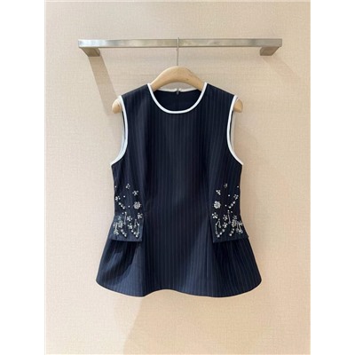 Тани Тейлор о новом продукте…… жилет в тонкую полоску, классический дизайн с круглым вырезом и изысканными цветами на вырезе Много ручной вышивки бисером, мастерство сложное и высококлассное!Силуэт скроен на заказ, не подчеркивая фигуру, однобортный, а общий стиль является одновременно официальным и модным, добавляя романтичности и изысканности. Будь то брюки, юбки или джинсы, это очень стильно.