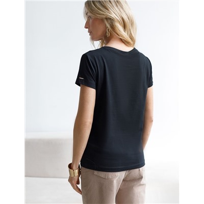 Футболка из премиального хлопка с V-образным вырезом