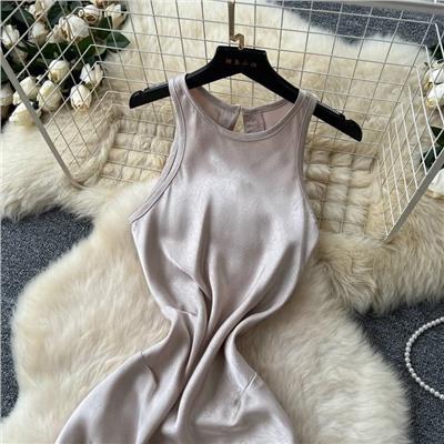 Элегантное платье из жатого атласа