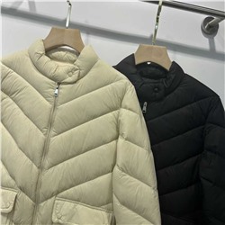 Распродажа Классический легкий пуховик Moncle* с небольшим воротником-стойкой.