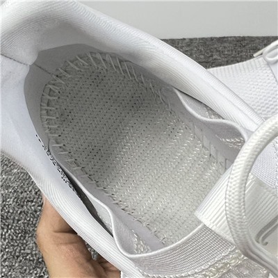 Женские спортивные кроссовки