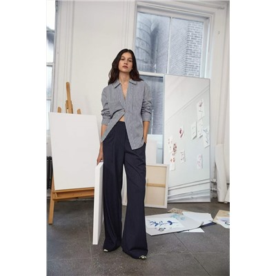 Тани Тейлор о новом продукте…… брюки  в тонкую полоску, классический дизайн с круглым вырезом и изысканными цветами на вырезе Много ручной вышивки бисером, мастерство сложное и высококлассное!Силуэт скроен на заказ, не подчеркивая фигуру, однобортный, а общий стиль является одновременно официальным и модным, добавляя романтичности и изысканности. Будь то брюки, юбки или джинсы, это очень стильно.