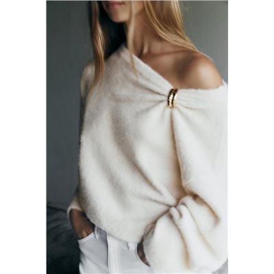 KNIT JUMPER WITH BROOCH