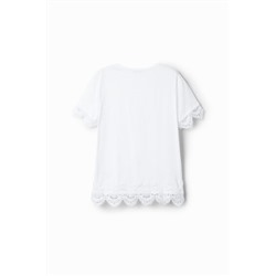 Camiseta con diseño floral y encaje