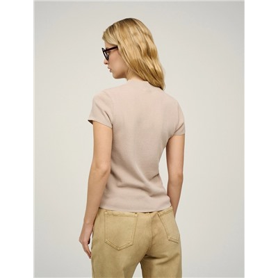 Бежевый джемпер вязаный с воротником стойкой