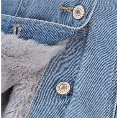 Удобная и теплая джинсовая куртка для осени и зимы.