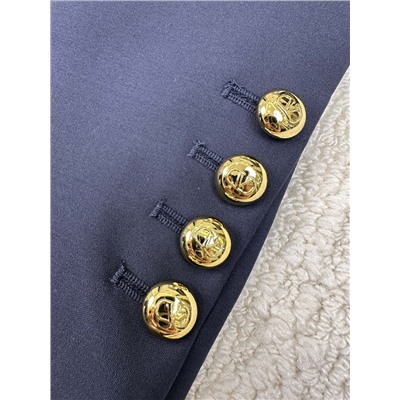 высокая версия пиджак, , подиумный стиль, изысканная вышивка золотой нитью, кастомизация формованных кнопок фурнитуры, кнопок всего двести и они ничем не отличаются от YB