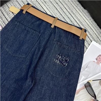 прямые брюки из джинсовой ткани с карманами и подолом, кожаным ремнем по индивидуальному заказу, вышитой нашивкой с надписью на кармане,