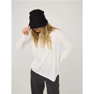 Белый джемпер с асимметричным низом