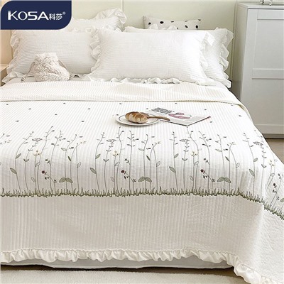 Мягкое и нежное  покрывало с наволочками с нежной вышивкой