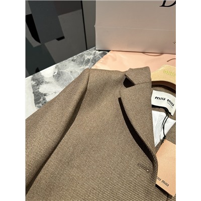 Плотная ткань из 100% шерсти очень широкая, и ее не нужно гладить, чтобы сохранить внешний вид. Элитный вид на все времена. См, два размера, обхват груди 102, д