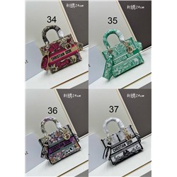 Небольшая сумка с вышивкой и широким плечевым ремнем  Lady D Christia*n Dio*r