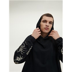 Hoodie mit Druck an den Ärmeln