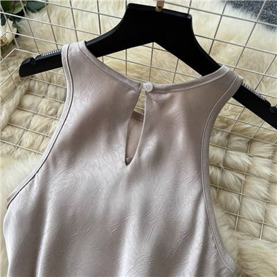 Элегантное платье из жатого атласа