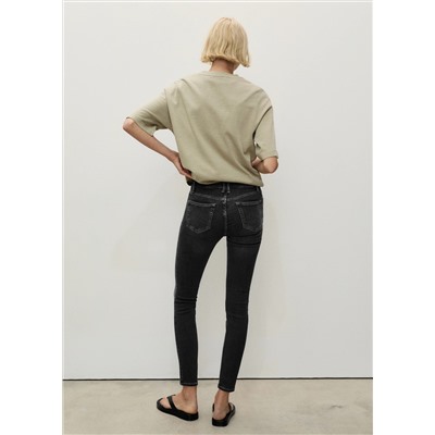 Jeans skinny tiro medio