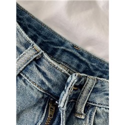 Модные потертые джинсы в стиле ретро