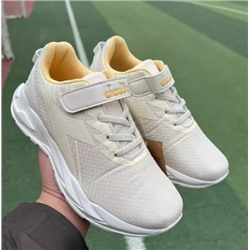 Спортивные кроссовки