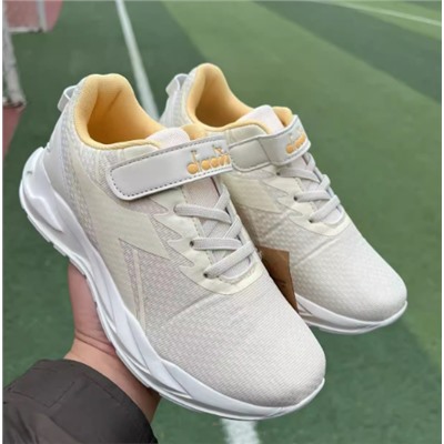 Спортивные кроссовки