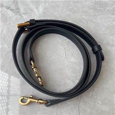 Женская кожаная сумка актуальной формы