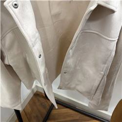 Женская замшевая куртка свободного кроя со спущенным плечом