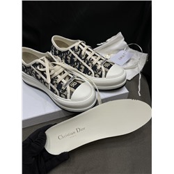 -Импортная чистая оригинальная ткань для вышивки (непревзойденная трехмерная мягкость) -Импортная подкладка из овчины. - Подошва частной модели .высокая версия