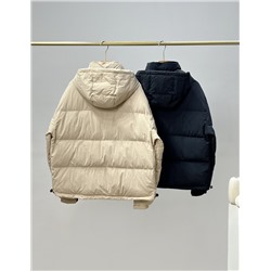 Высококачественный пуховик из высококачественного белого утиного пуха для дополнительного тепла. Требования к каждой детали очень строгие, требования к качеству изготовления ткани и другим аспектам тоже очень высокие! Классический и универсальный стиль обладает лучшими ветрозащитными и дышащими свойствами, что делает его более удобным в ношении и гибким при движении. Однотонный дизайн прост и элегантен. Обычно его сочетают со свитером или свитером, чтобы сохранить свежесть, чистоту и тепло. Пуховик – теплый и стильный.