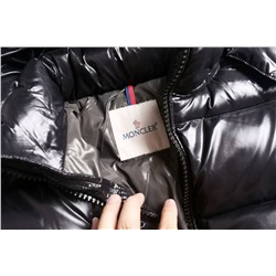 Теплая зимняя куртка пуховик Moncle*r с глянцевой поверхностью